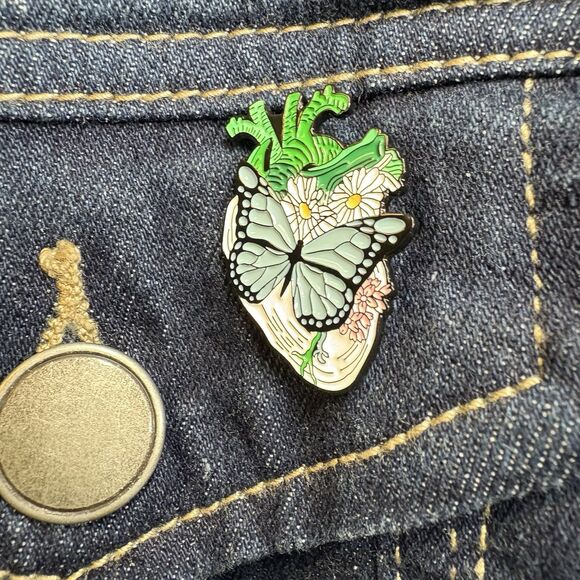 ❤️ Heart-Protected Flowers & Butterfly Pin- Lapel, Brooch, Romantic, Science - Picture 1 of 5